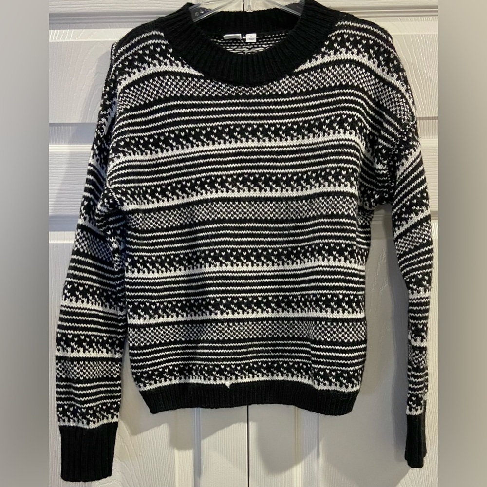 Gap women’s size medium black and white sweater.